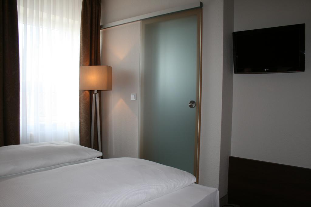 Hotel Parqeo Im A66 Gelnhausen Dış mekan fotoğraf